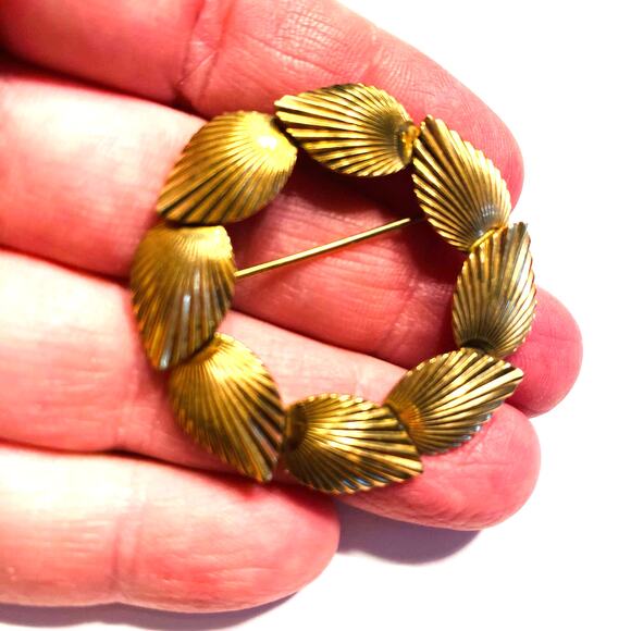 Vintage Winard 12K GF brooch wreath texture dimensional gold pin classic jewelry - Picture 3 of 5